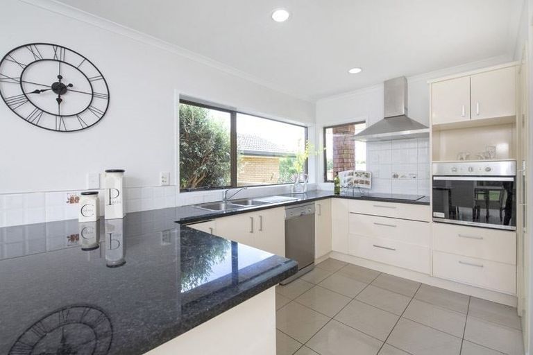 Photo of property in 8 Loloma Drive, Half Moon Bay, Auckland, 2012