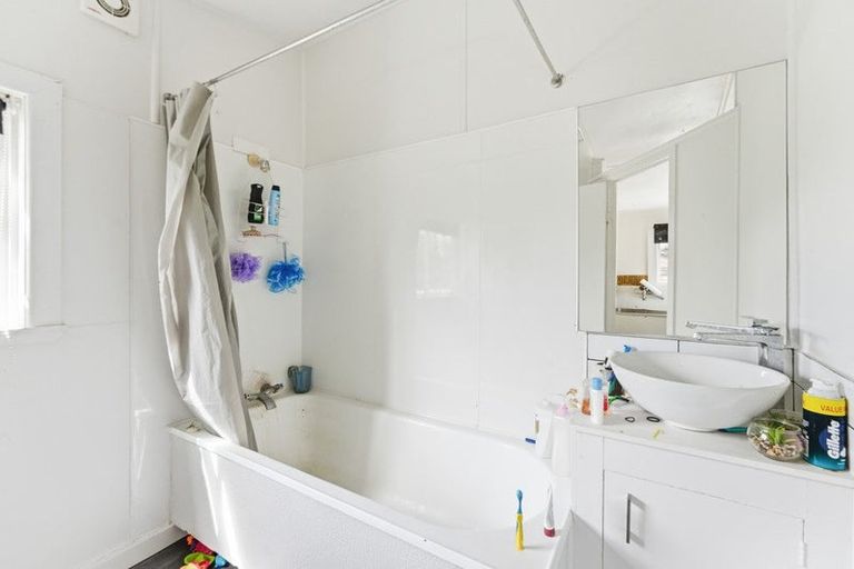 Photo of property in 16 Egmont Street, Castlecliff, Whanganui, 4501