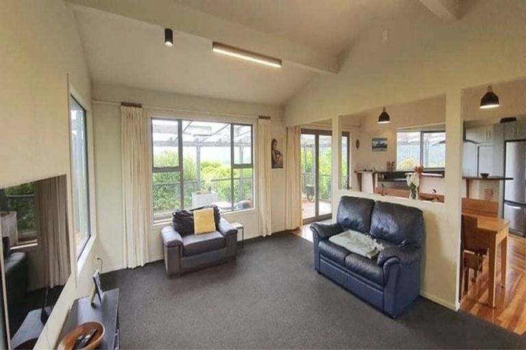 Photo of property in 17 Wattle Grove, Maungaraki, Lower Hutt, 5010