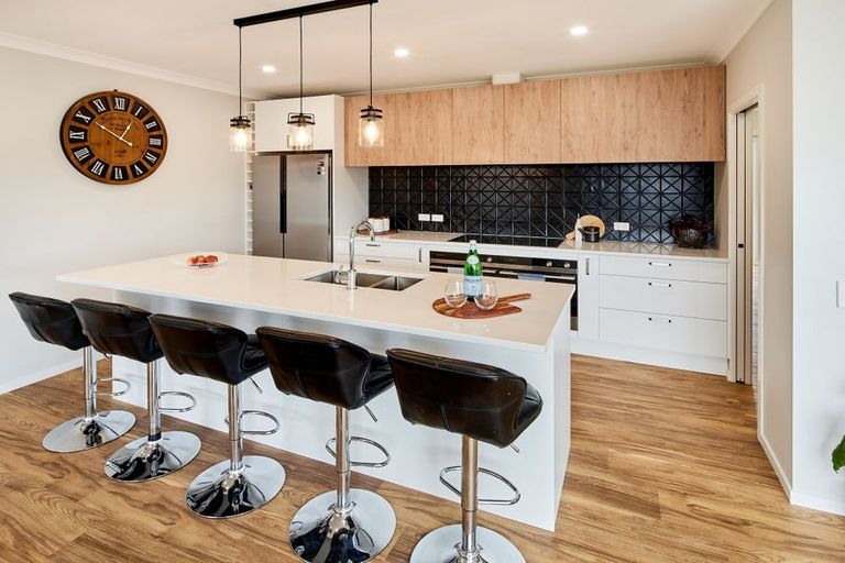 Photo of property in 107 Queen Charlotte Drive, Aotea, Porirua, 5024