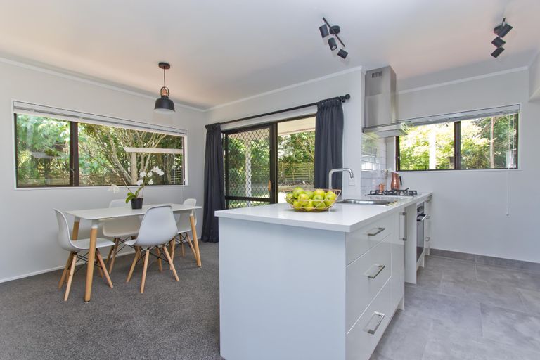 Photo of property in 2 Onedin Place, Titirangi, Auckland, 0604