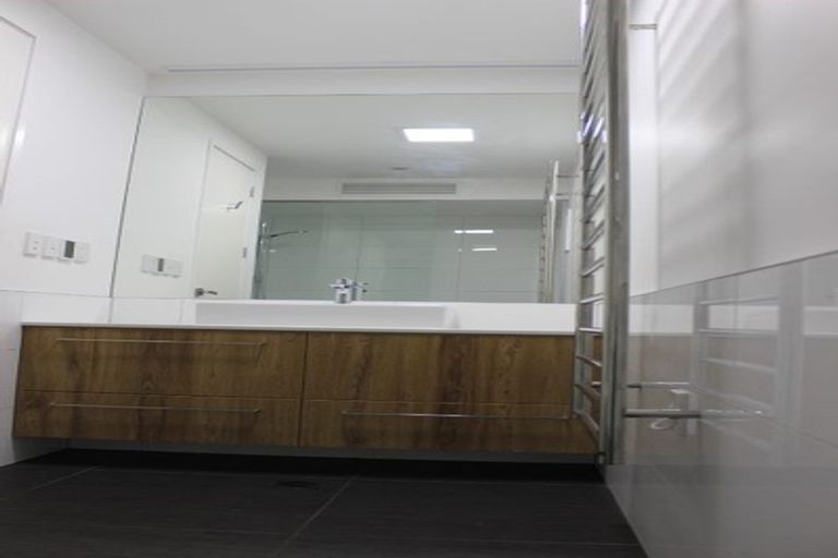 Photo of property in 2/83 Hinemoa Street, Birkenhead, Auckland, 0626