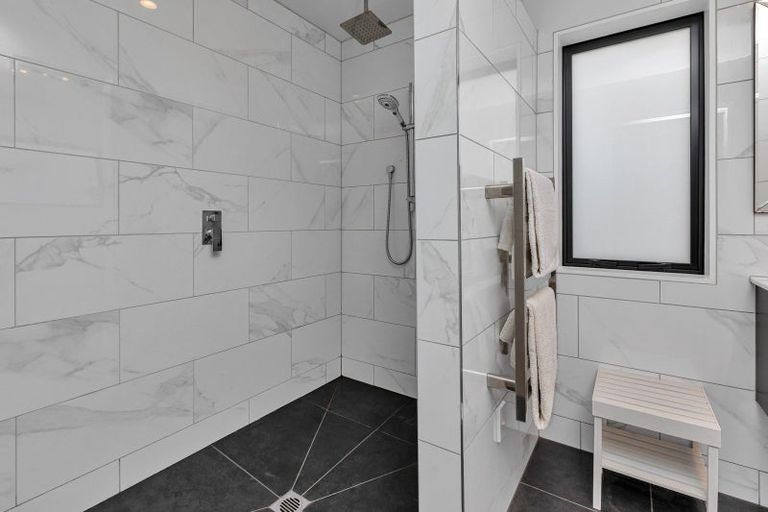 Photo of property in 11 Waitemata Drive, One Tree Point, 0118