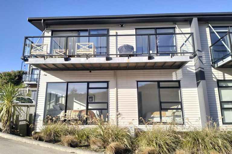 Photo of property in 2 Ara Paripari, Tawa, Wellington, 5028