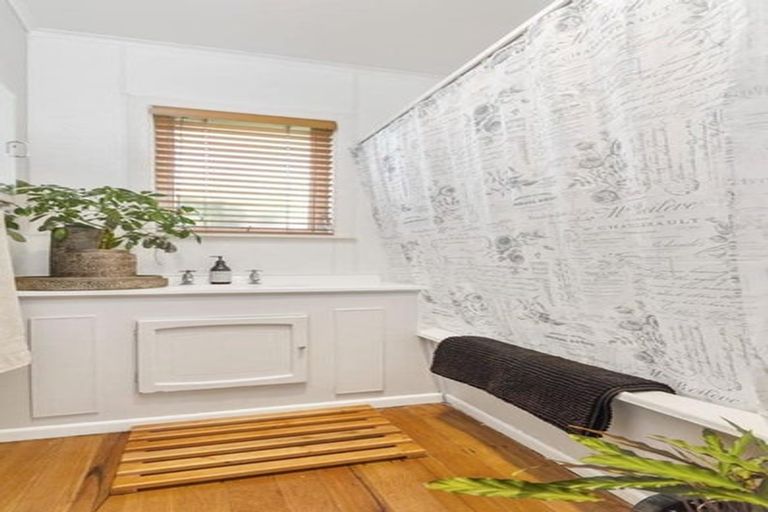 Photo of property in 26 Montmere Avenue, Te Atatu Peninsula, Auckland, 0610