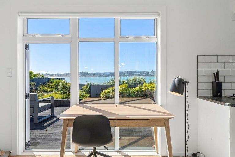 Photo of property in 277 Queens Drive, Lyall Bay, Wellington, 6022