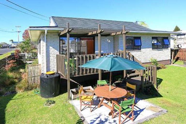 Photo of property in 2a Taipari Road, Te Atatu Peninsula, Auckland, 0610