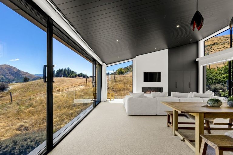 Photo of property in 8 Spring Hill Road, Kelvin Heights, Queenstown, 9300