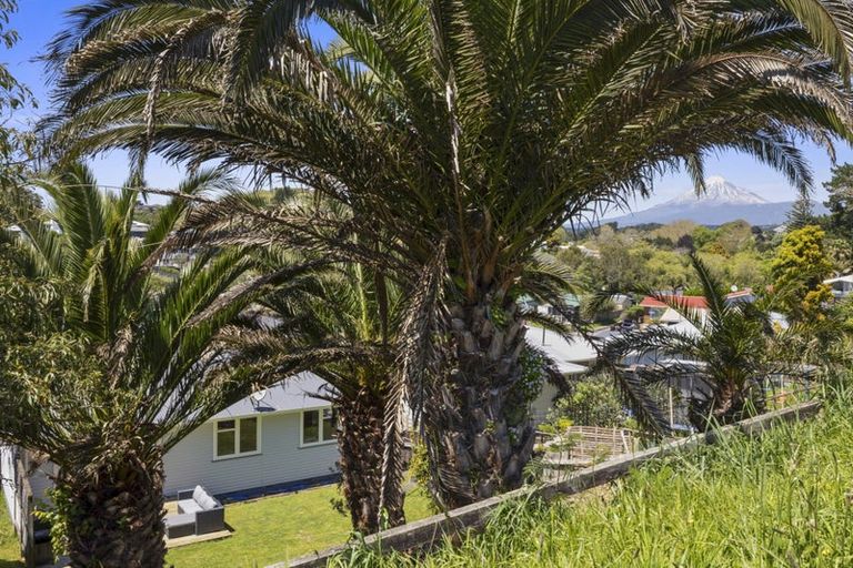 Photo of property in 12 Regent Place, Blagdon, New Plymouth, 4310