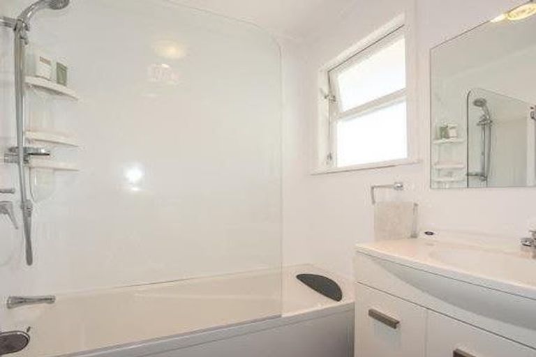 Photo of property in 68 Edgewater Drive, Pakuranga, Auckland, 2010