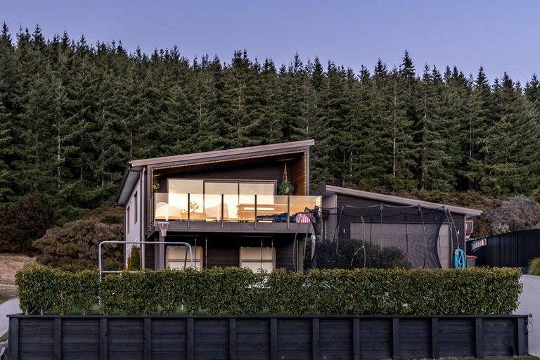 Photo of property in 8 Edgewood Place, Wanaka, 9305