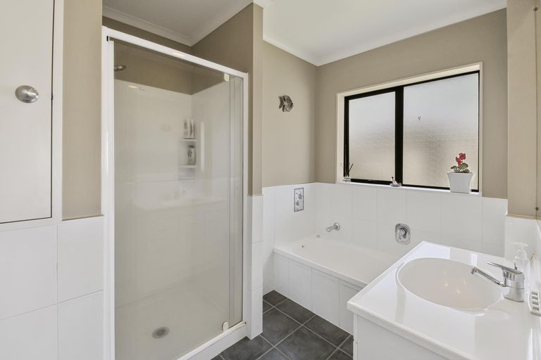 Photo of property in 6 Croftview Road, Wattle Downs, Auckland, 2103