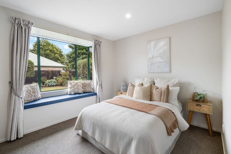 Photo of property in 21 Thornwood Place, Redwood, Christchurch, 8051