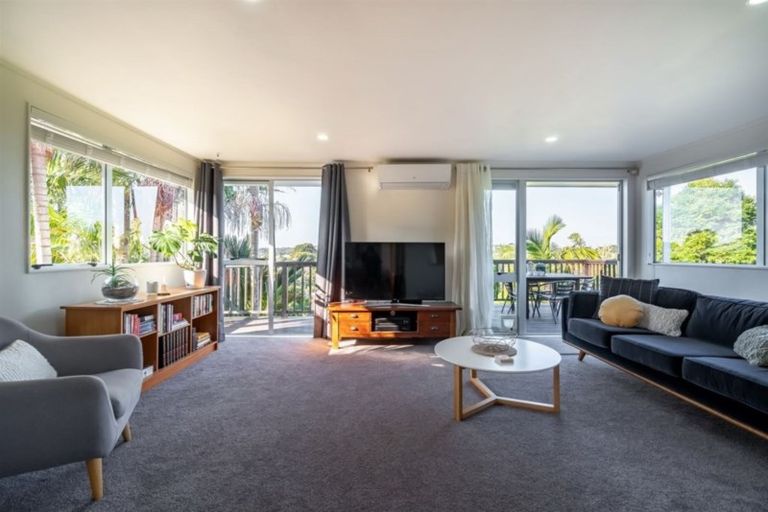 Photo of property in 10 West Glade Crescent, Birkenhead, Auckland, 0626