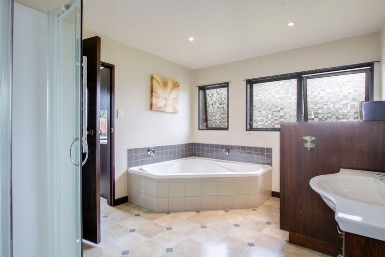 Photo of property in 4 Darcy Place, Massey, Auckland, 0614