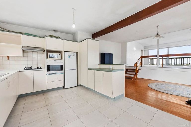 Photo of property in 15 Target Road, Totara Vale, Auckland, 0629