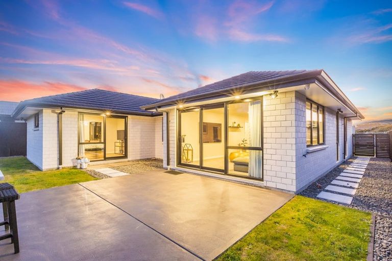Photo of property in 3 Foremast Place, Whitby, Porirua, 5024