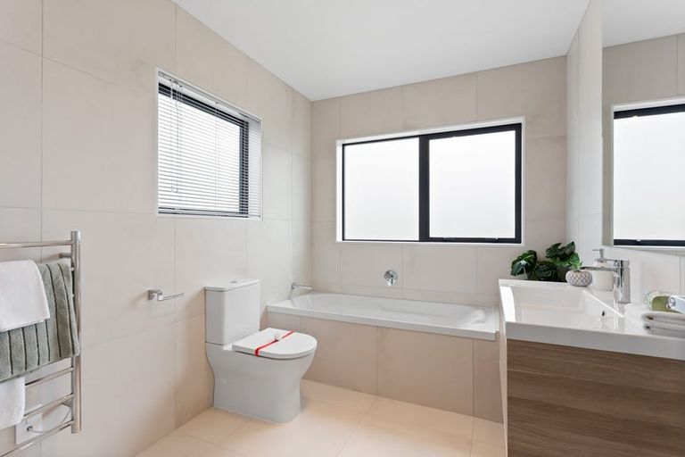 Photo of property in 10 Seafoam Road, Rosehill, Papakura, 2113