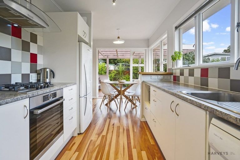 Photo of property in 14 Willowbrook Place, Titirangi, Auckland, 0604