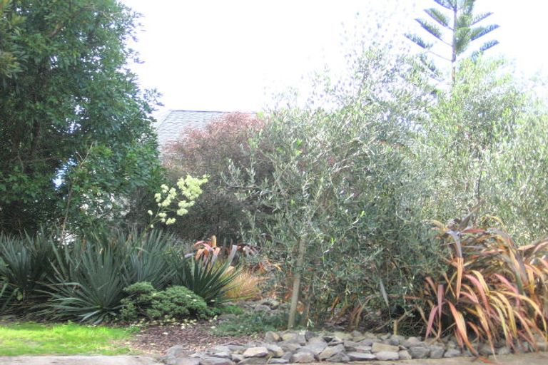 Photo of property in 25 Chelverton Terrace, Red Beach, 0932