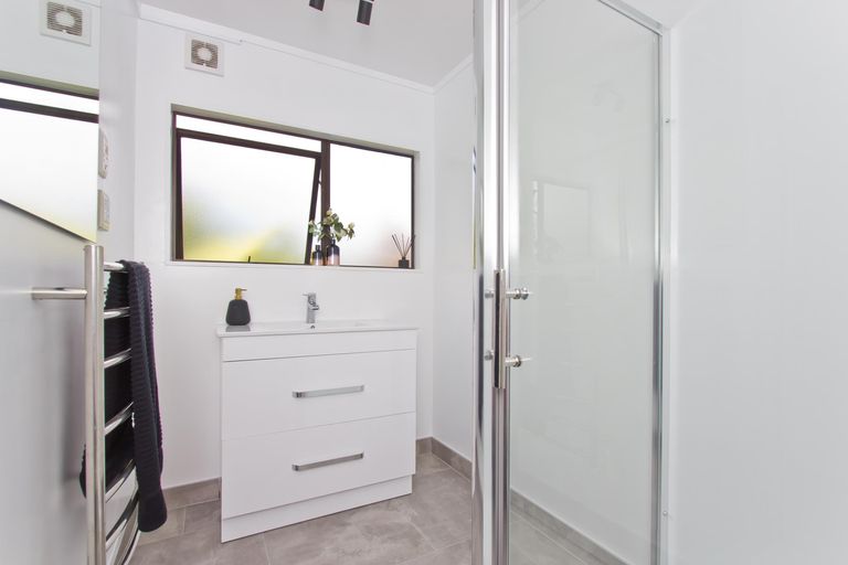 Photo of property in 2 Onedin Place, Titirangi, Auckland, 0604