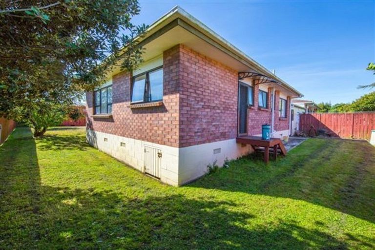 Photo of property in 2/6 Kennington Drive, Clendon Park, Auckland, 2103