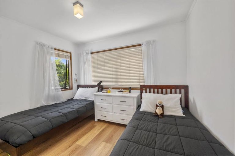 Photo of property in 24 Deverell Place, Northcross, Auckland, 0632