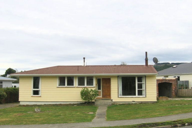 Photo of property in 10 Edelweiss Grove, Timberlea, Upper Hutt, 5018