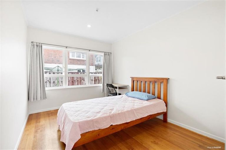 Photo of property in 1 Chatsworth Crescent, Pakuranga Heights, Auckland, 2010