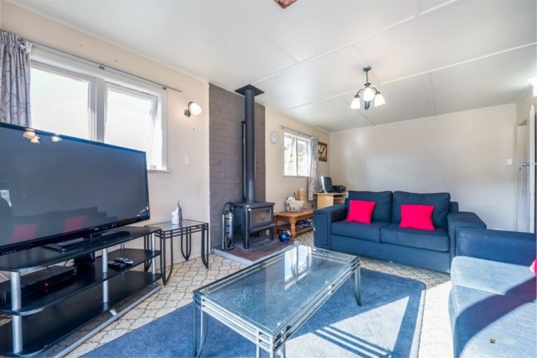 Photo of property in 15 Gardiner Grove, Wainuiomata, Lower Hutt, 5014