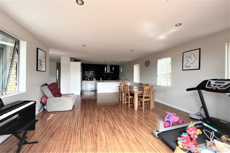 Photo of property in 27 Mantra Road, Massey, Auckland, 0614