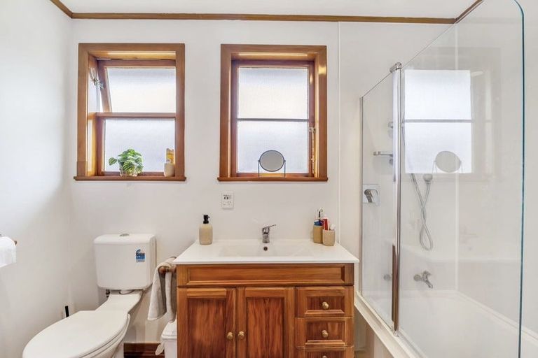 Photo of property in 9 Mokau Place, Terrace End, Palmerston North, 4410