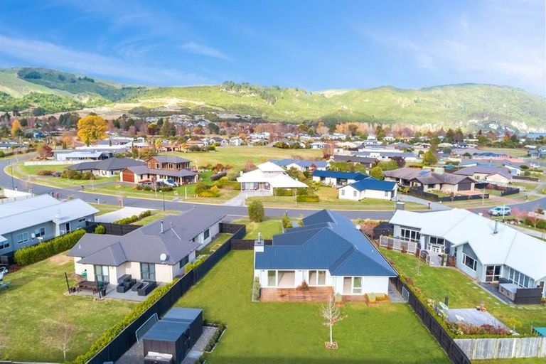 Photo of property in 58 Montgomery Crescent, Kinloch, Taupo, 3377