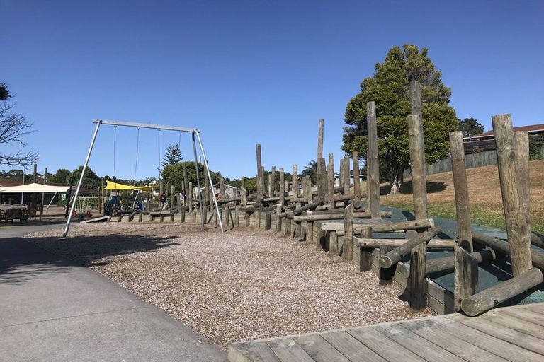 Photo of property in 15 Walnut Lane, Browns Bay, Auckland, 0630