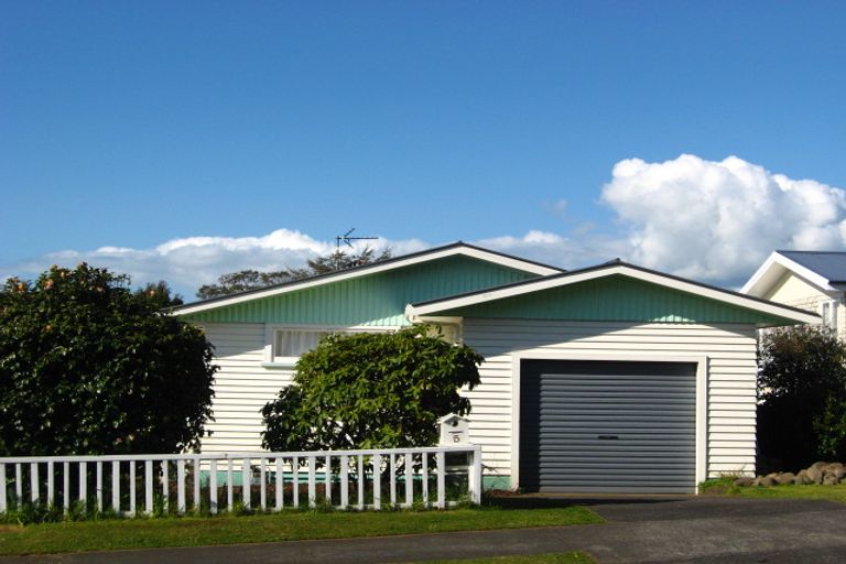Photo of property in 5 Mayfair Place, Westown, New Plymouth, 4310