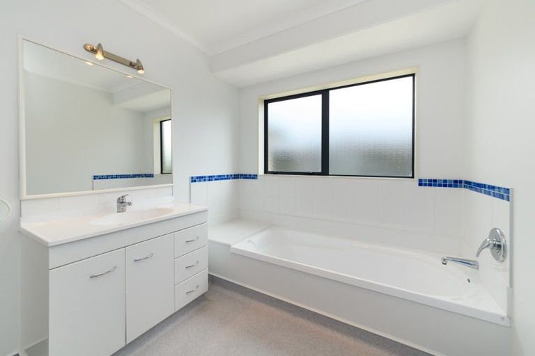 Photo of property in 5 Daniel Place, Kelvin Grove, Palmerston North, 4414