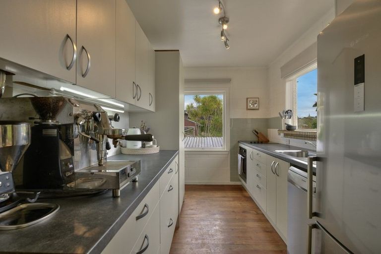 Photo of property in 24 Sylvan Avenue, Northcote, Auckland, 0627