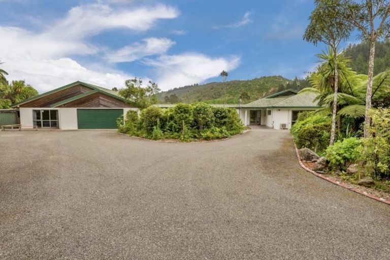 Photo of property in 14 Makahika Road, Levin, 5571