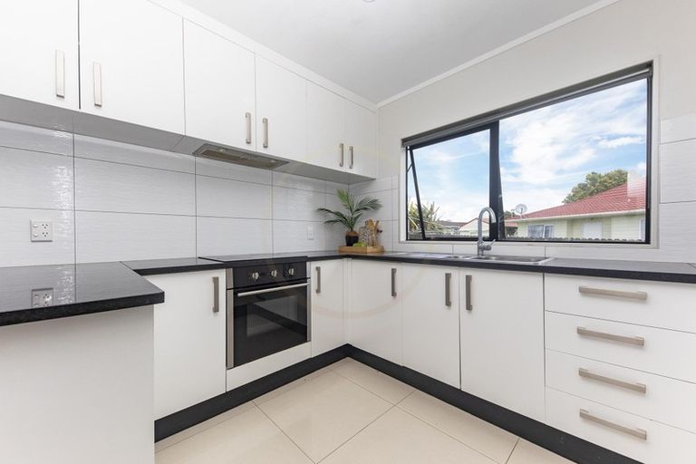 Photo of property in 22 Dungarvon Place, Clendon Park, Auckland, 2103