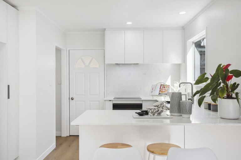 Photo of property in 2/9a De Val Drive, Titirangi, Auckland, 0604