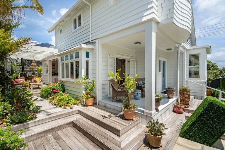 Photo of property in 5 Turnbull Road, Narrow Neck, Auckland, 0624