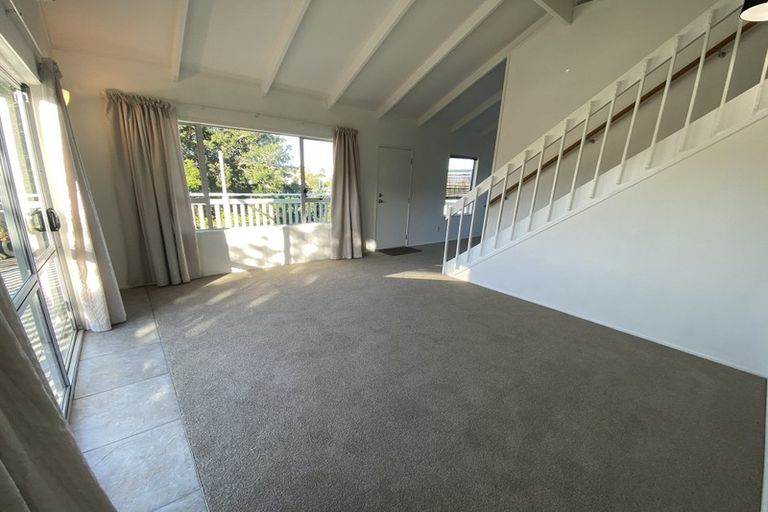 Photo of property in 2/32 Knightsbridge Drive, Forrest Hill, Auckland, 0620