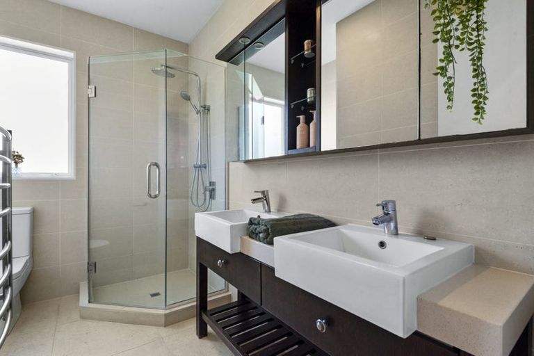 Photo of property in 76 Travis View Drive, Fairview Heights, Auckland, 0632