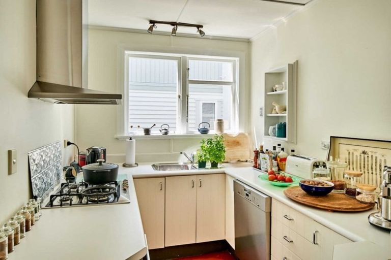 Photo of property in 17 Mahoe Street, Eastbourne, Lower Hutt, 5013