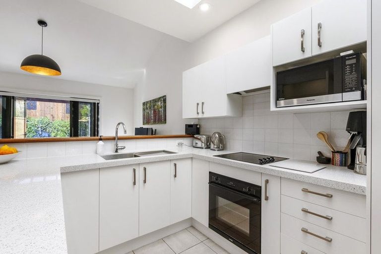Photo of property in 10/8 Tobago Place, Sunnynook, Auckland, 0620