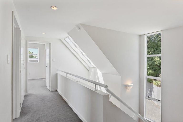 Photo of property in 2/5a Madeley Road, Mount Pleasant, Christchurch, 8081