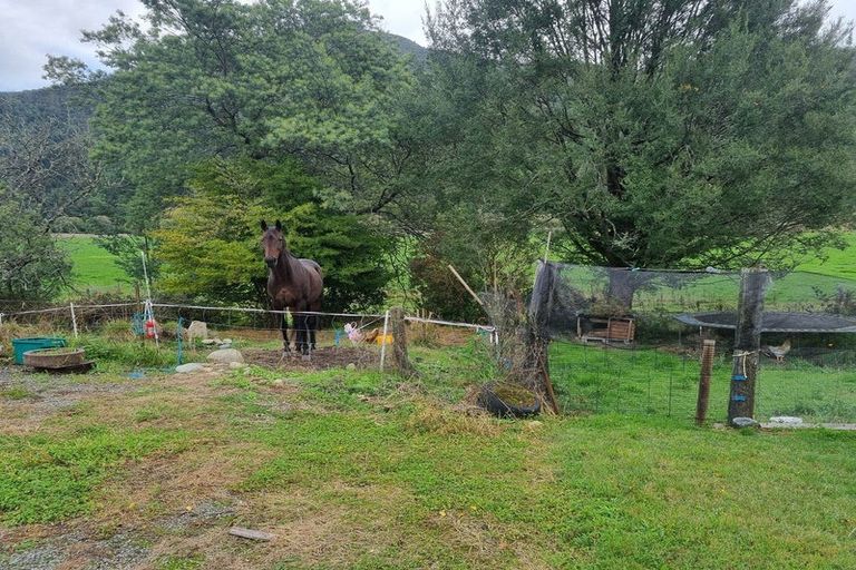 Photo of property in 190 Fairfax Street, Murchison, 7007