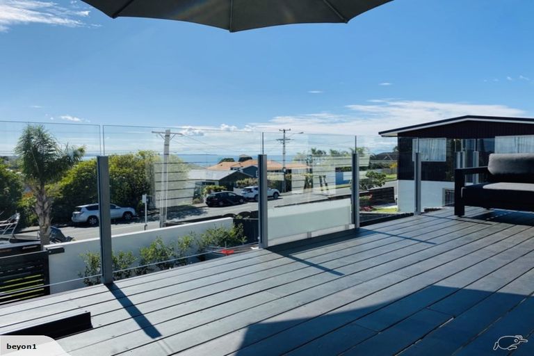 Photo of property in 560 Beach Road, Rothesay Bay, Auckland, 0630