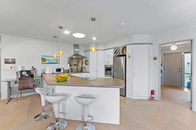 Photo of property in 2 Piriti Drive, Te Atatu Peninsula, Auckland, 0610