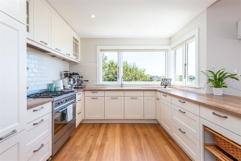 Photo of property in 108 Moncks Spur Road, Redcliffs, Christchurch, 8081